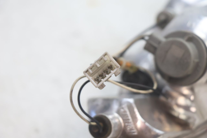 photo de LEFT TAIL LIGHT PIAGGIO MP3 125 (2006 - 2014) - Fixing points details