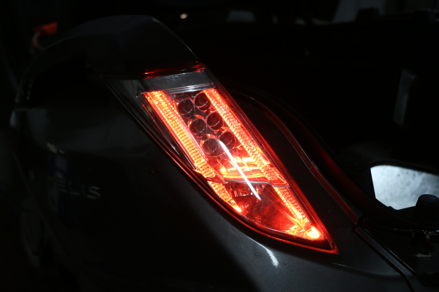 photo de LEFT TAIL LIGHT PEUGEOT SATELIS 125 (2013 - 2018) - Zoom on usage condition