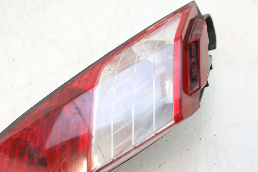 photo de LEFT REAR LIGHT PEUGEOT SATELIS 125 (2006 - 2009) - Zoom on usage condition