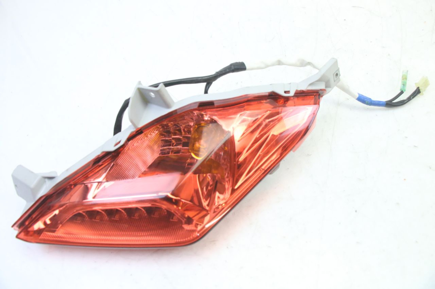 photo de LEFT TAIL LIGHT YAMAHA XMAX X-MAX 125 (2021 - 2025) - Alternative perspective