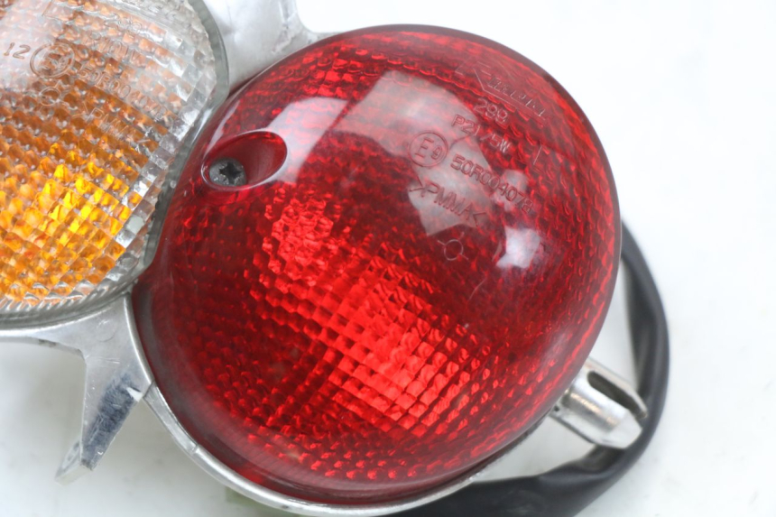 photo de LEFT TAIL LIGHT YAMAHA YP MAJESTY 125 (2002 - 2006) - Alternative perspective
