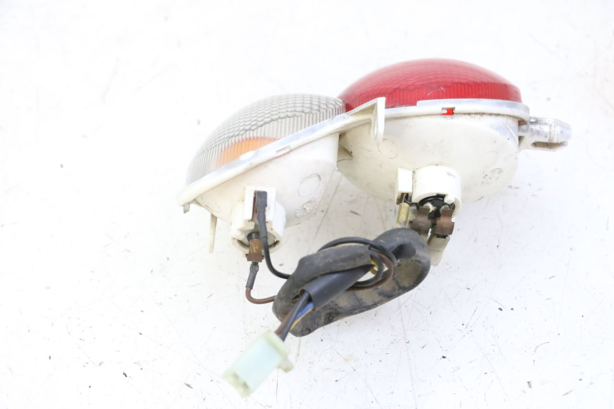 photo de LEFT TAIL LIGHT YAMAHA YP MAJESTY 125 (2002 - 2006) - Zoom on usage condition