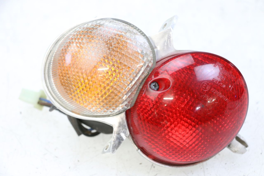 photo de LEFT TAIL LIGHT YAMAHA YP MAJESTY 125 (2002 - 2006) - Fixing points details
