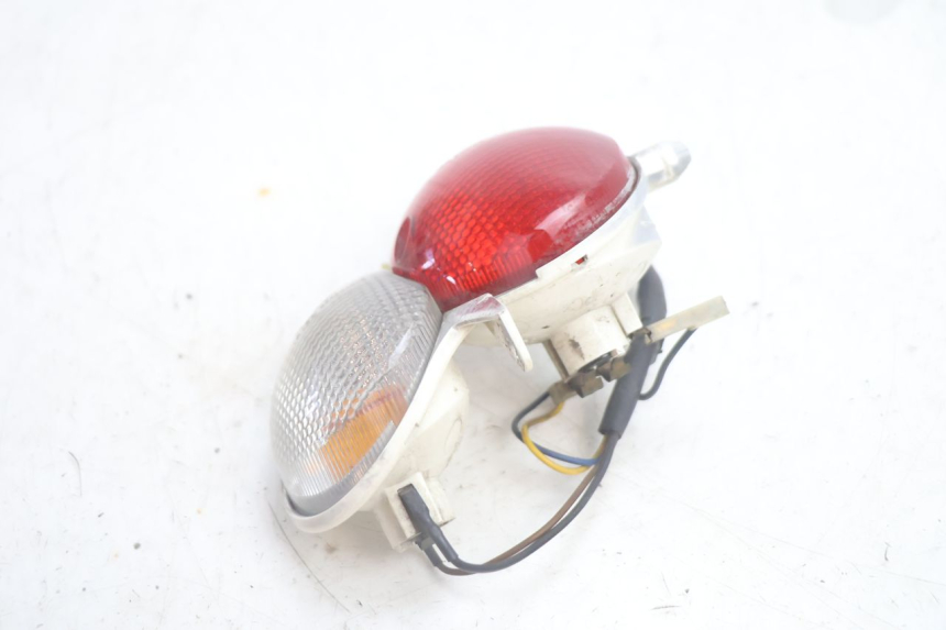 photo de LEFT TAIL LIGHT YAMAHA YP MAJESTY 125 (2002 - 2006) - Alternative perspective