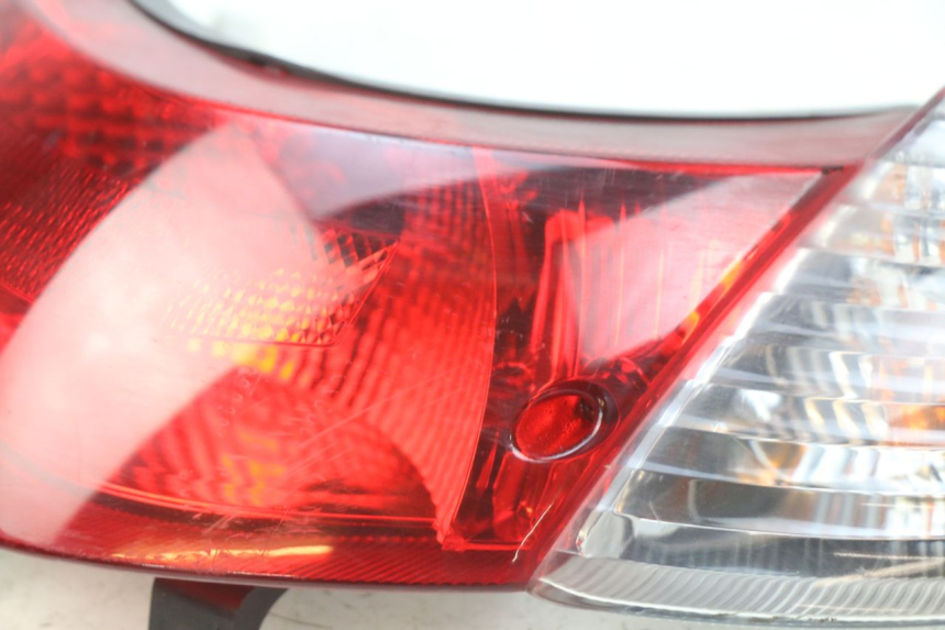 photo de REAR LIGHT SUZUKI SIXTEEN 125 (2008 - 2010) - Zoom on usage condition