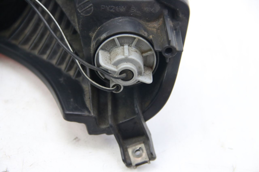 photo de REAR LIGHT SUZUKI SIXTEEN 125 (2008 - 2010) - Fixing points details