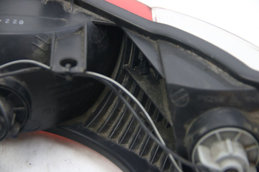 photo de REAR LIGHT SUZUKI SIXTEEN 125 (2008 - 2010) - Surface and material condition