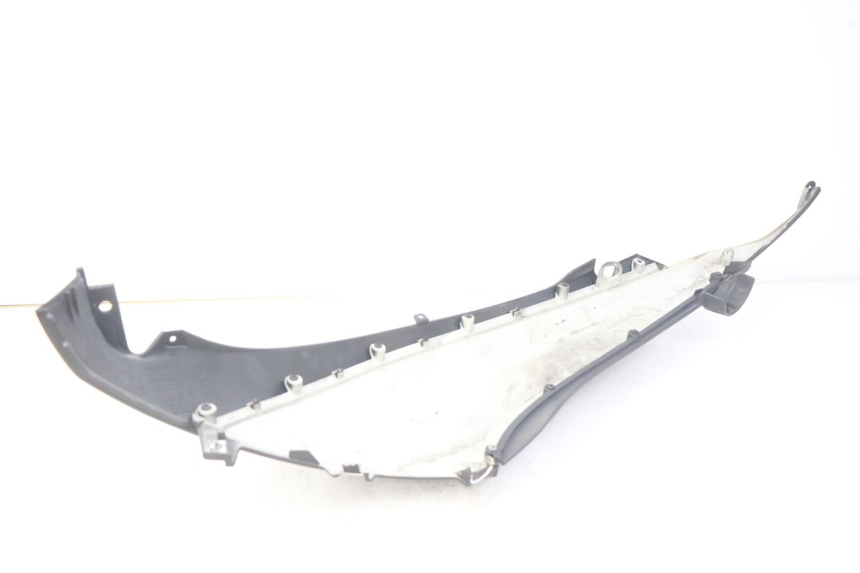 photo de RIGHT REAR SIDE PANEL PIAGGIO BEVERLY 125 (2010 - 2015) - Technical close-up