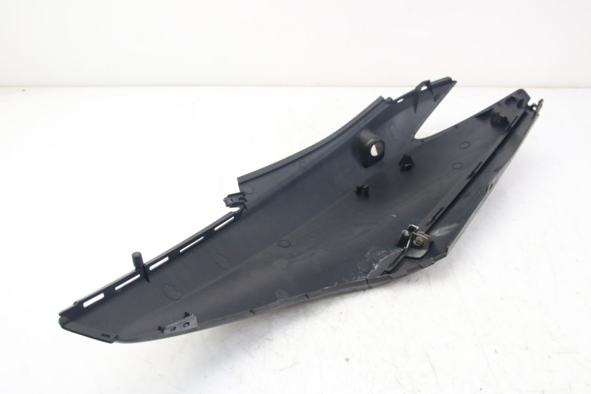 photo de RIGHT REAR SIDE PANEL YAMAHA D'ELIGHT DELIGHT 125 (2017 - 2020) - Alternative perspective