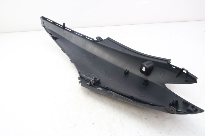 photo de RIGHT REAR SIDE PANEL YAMAHA D'ELIGHT DELIGHT 125 (2017 - 2020) - Fixing points details