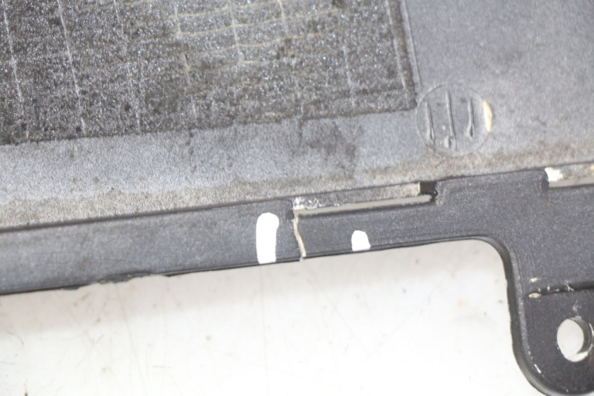 photo de RIGHT REAR SIDE PANEL HONDA FES PANTHEON 2T 125 (1998 - 2002) - Technical close-up