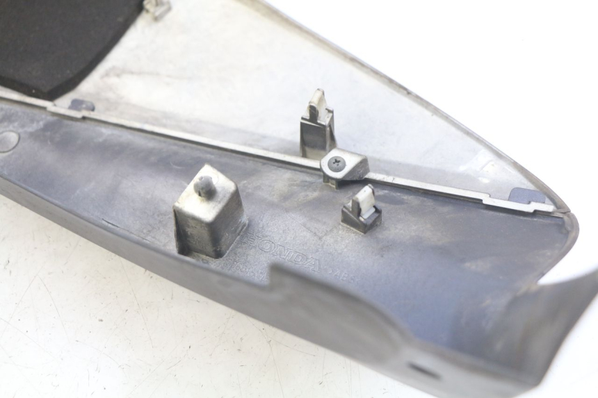 photo de RIGHT REAR SIDE PANEL HONDA FJS SILVERWING SILVER WING 400 (2009 - 2016) - Technical close-up