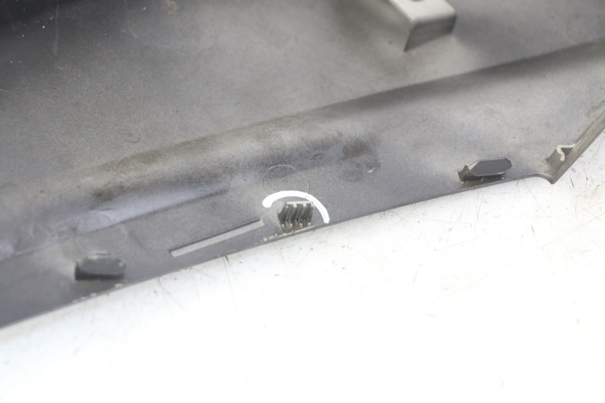 photo de RIGHT REAR SIDE PANEL YAMAHA HW XENTER 125 (2011 - 2017) - Zoom on usage condition