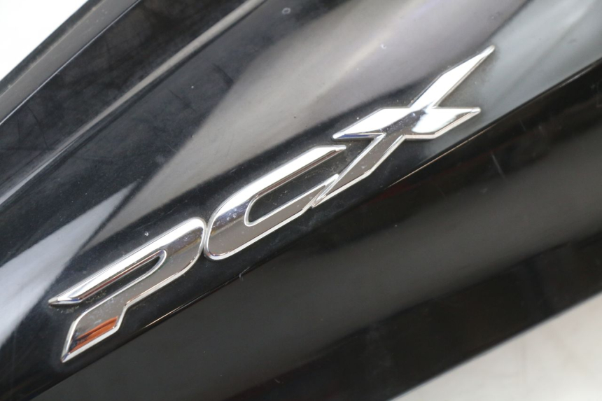 photo de REAR RIGHT PANEL HONDA PCX (JF28) 125 (2009 - 2011) - Technical close-up