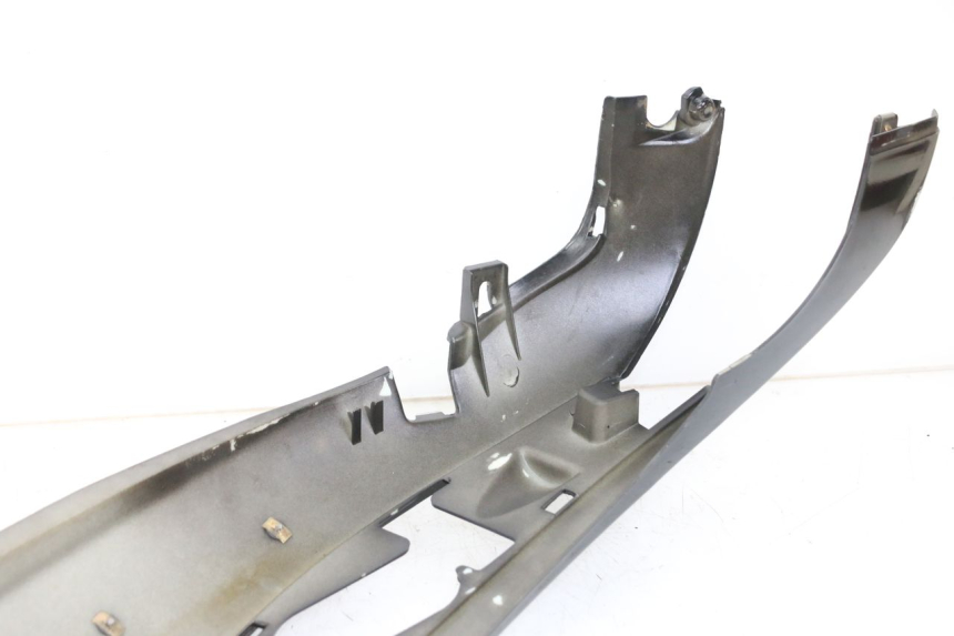 photo de REAR RIGHT PANEL PIAGGIO BEVERLY 125 (1998 - 2005) - Alternative perspective