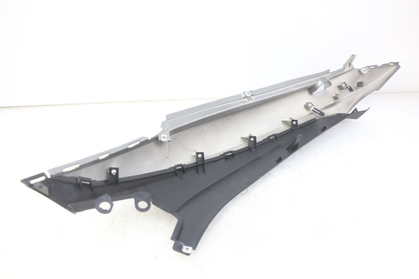 photo de RIGHT REAR SIDE PANEL HONDA VISION NSC R 50 (2013 - 2015) - Alternative perspective