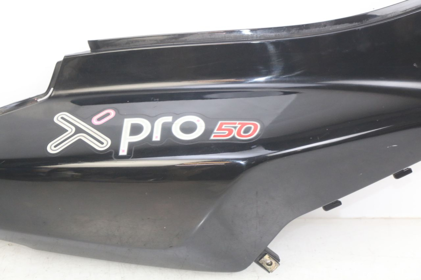 photo de RIGHT REAR SIDE PANEL SYM X-PRO 4T 50 (2014 - 2021) - Markings and original references