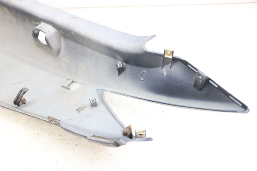 photo de REAR RIGHT SIDE PANEL KYMCO XCITING 250 (2006 - 2009) - Zoom on usage condition