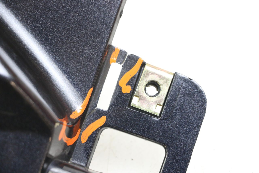 photo de REAR RIGHT SIDE PANEL KYMCO XCITING 250 (2006 - 2009) - Fixing points details