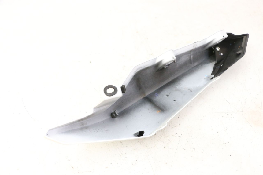 photo de REAR RIGHT PANEL YAMAHA XJ6 ABS 600 (2008 - 2016) - Fixing points details