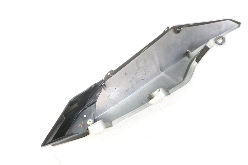 photo de REAR RIGHT PANEL YAMAHA XJ6 600 (2008 - 2016) - Technical close-up