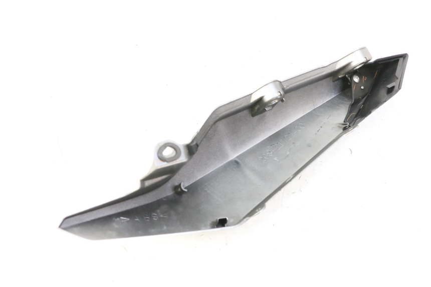 photo de REAR RIGHT PANEL YAMAHA XJ6 600 (2008 - 2016) - Fixing points details