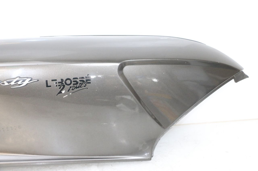 photo de REAR RIGHT PANEL YAMAHA YP MAJESTY 125 (2002 - 2006) - Surface and material condition