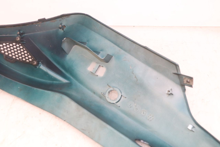 photo de LEFT REAR SIDE PANEL KYMCO AGILITY 16+ 4T 50 (2018 - 2023) - Technical close-up