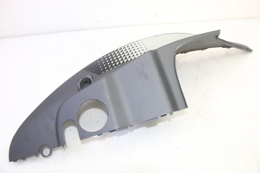 photo de LEFT REAR SIDE PANEL KYMCO AGILITY 4T 50 (2018 - 2022) - Fixing points details