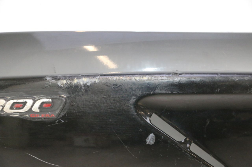 photo de REAR LEFT PANEL GILERA GP 800 (2007 - 2013) - Zoom on usage condition