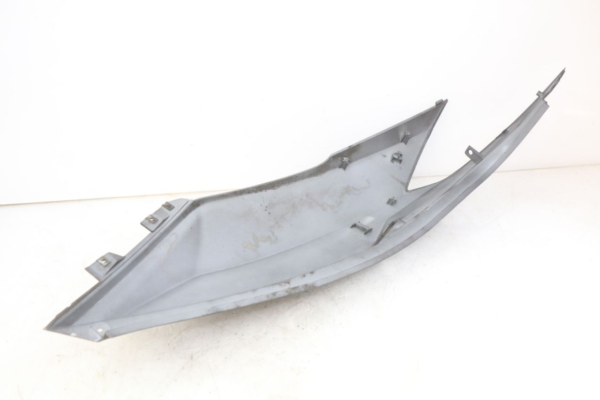 photo de LEFT REAR SIDE PANEL SYM GTS EFI 125 (2012 - 2016) - Technical close-up