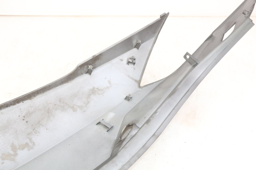 photo de LEFT REAR SIDE PANEL SYM GTS EFI 125 (2012 - 2016) - Fixing points details
