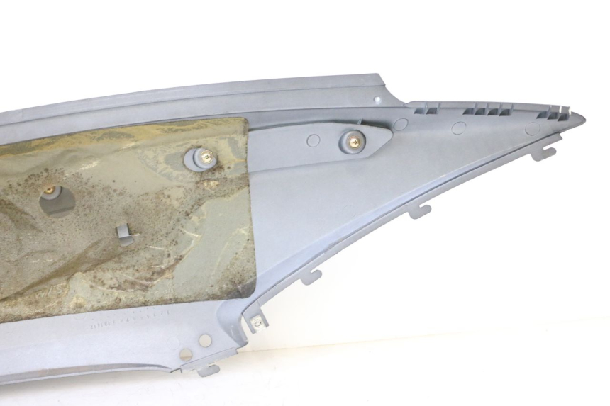 photo de REAR LEFT PANEL SYM GTS EVO 125 (2009 - 2013) - Additional view of the item
