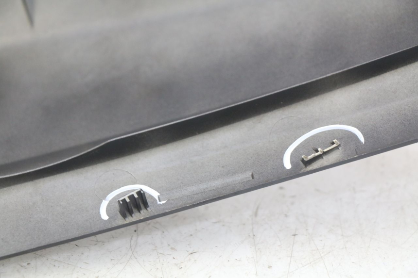 photo de LEFT REAR SIDE PANEL YAMAHA HW XENTER 125 (2011 - 2017) - Zoom on usage condition