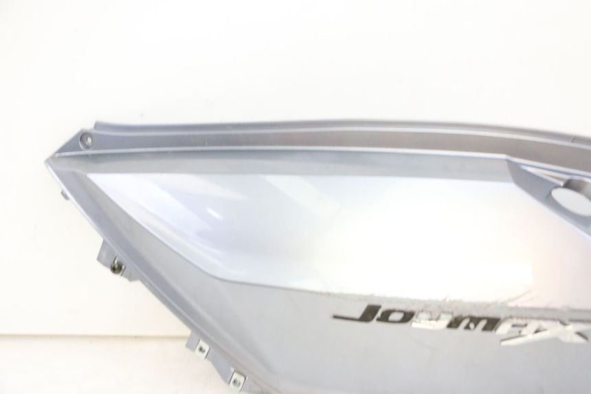 photo de REAR LEFT PANEL SYM JOYMAX 125 (2010 - 2017) - Markings and original references