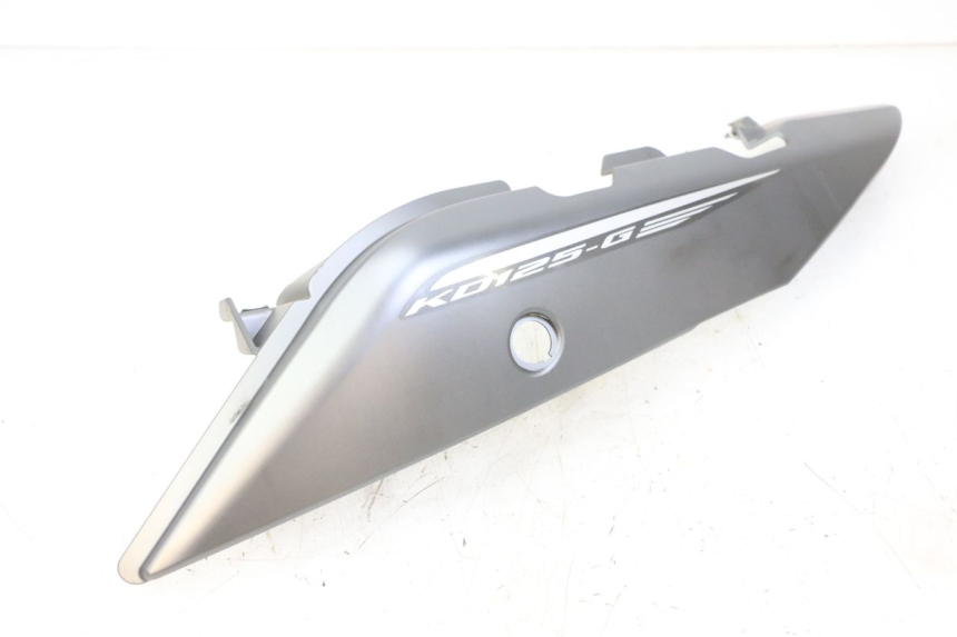 photo de REAR LEFT PANEL KIDEN KD125-G 125 (2018 - 2022) - Markings and original references