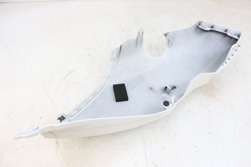 photo de REAR LEFT PANEL YAMAHA NEO'S CORE 1 (2022 - 2026) - Fixing points details