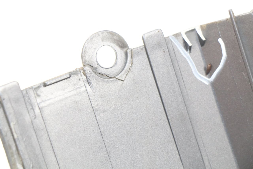 photo de REAR LEFT PANEL DAELIM S2 125 (2006 - 2007) - Alternative perspective