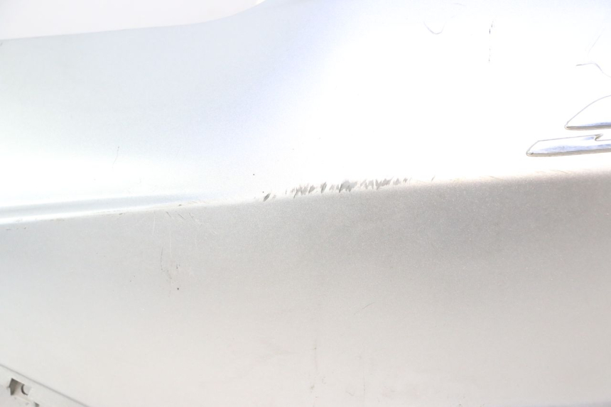photo de REAR LEFT PANEL DAELIM S2 125 (2006 - 2007) - Alternative angle