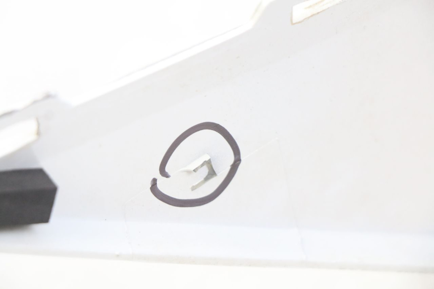 photo de LEFT REAR SIDE PANEL DAELIM S3 125 (2010 - 2017) - Fixing points details