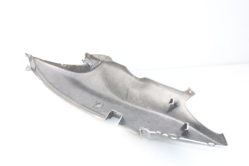 photo de REAR LEFT PANEL SUZUKI UC EPICURO 125 (1999 - 2003) - Technical close-up