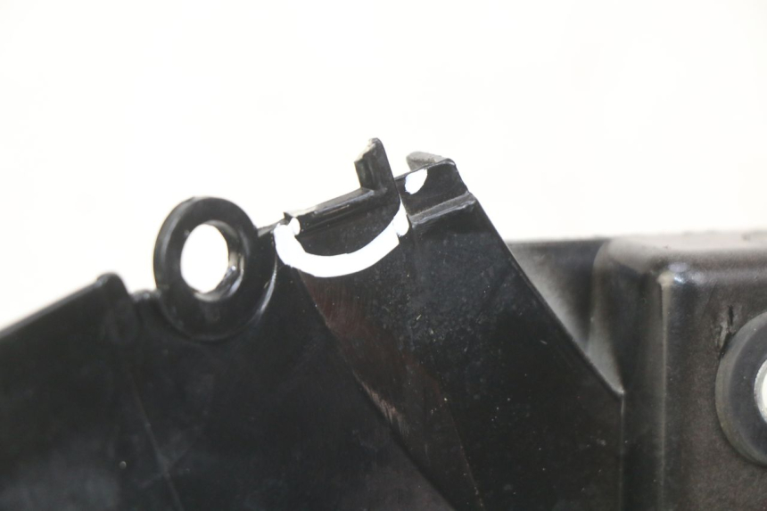 photo de LEFT REAR SIDE PANEL SYM WOLF SB 125 (2011 - 2018) - Zoom on usage condition