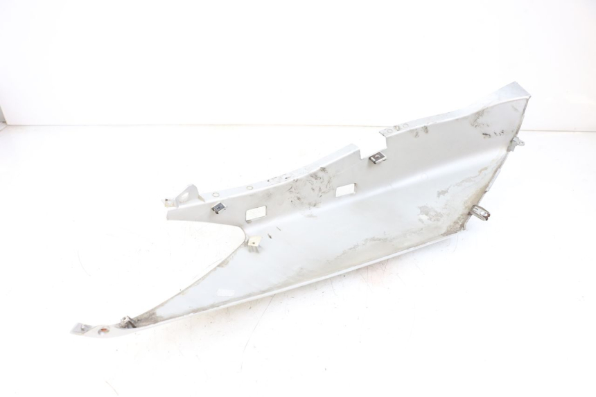 photo de LEFT REAR SIDE PANEL YAMAHA XMAX X-MAX 125 (2006 - 2009) - Zoom on usage condition
