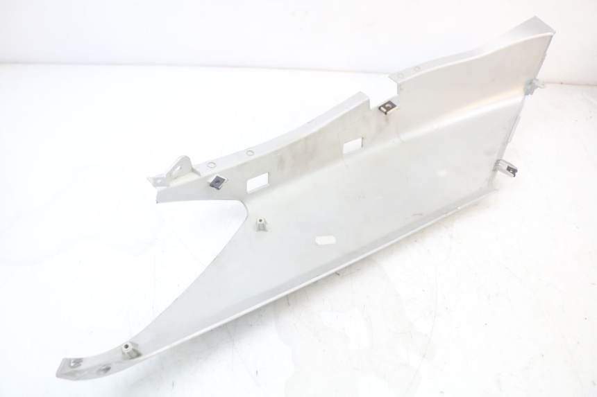 photo de LEFT REAR SIDE PANEL YAMAHA XMAX X-MAX 125 (2006 - 2009) - Fixing points details