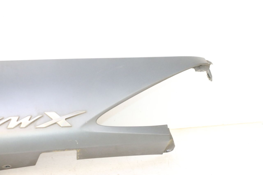 photo de LEFT REAR SIDE PANEL YAMAHA X-MAX XMAX 125 (2010 - 2013) - Zoom on usage condition
