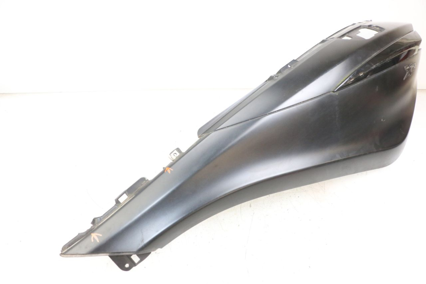 photo de LEFT REAR SIDE PANEL PIAGGIO X10 125 (2012 - 2017) - Fixing points details