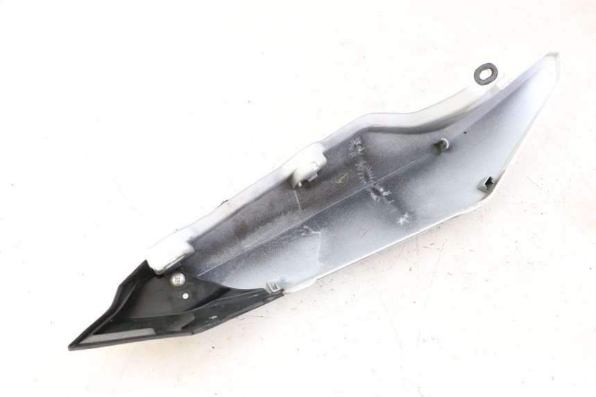 photo de REAR LEFT PANEL YAMAHA XJ6 ABS 600 (2008 - 2016) - Technical close-up
