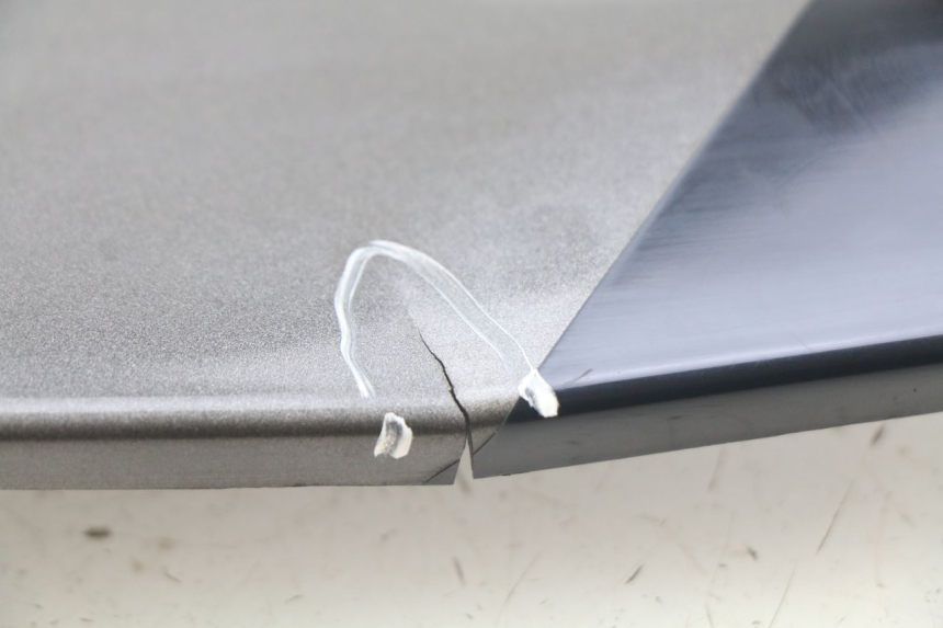 photo de LEFT REAR SIDE PANEL KAWASAKI ZZR 600 (1995 - 2004) - Zoom on usage condition