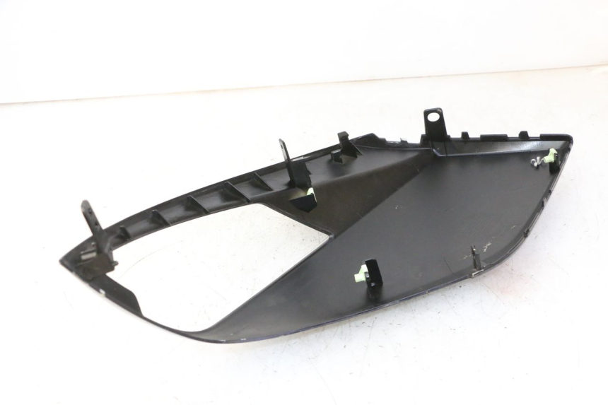 photo de RIGHT FRONT SIDE PANEL PEUGEOT CITYSTAR 50 (2013 - 2017) - Zoom on usage condition