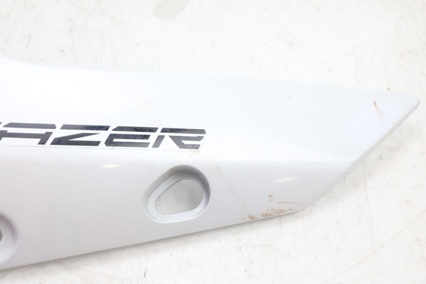 photo de RIGHT FRONT FAIRING YAMAHA FZ8 800 (2010 - 2016) - Zoom on usage condition
